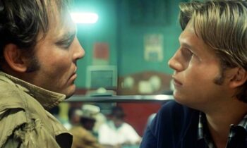 Δύο άνδρες που κοιτούν ο ένας τον άλλον