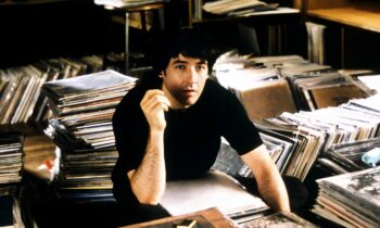 Ο Τζον Κιούζακ ανάμεσα σε δίσκους. Από την ταινία High Fidelity