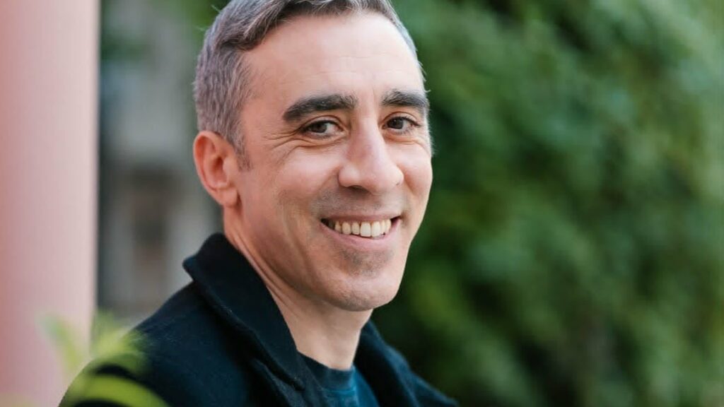 Συνέντευξη | Γιάννης Λεάκος: «Κάτι αλλάζει και δεν μπορείς ποτέ ξανά να είσαι ο ίδιος»