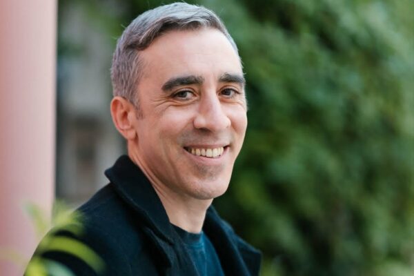 Συνέντευξη | Γιάννης Λεάκος: «Κάτι αλλάζει και δεν μπορείς ποτέ ξανά να είσαι ο ίδιος»