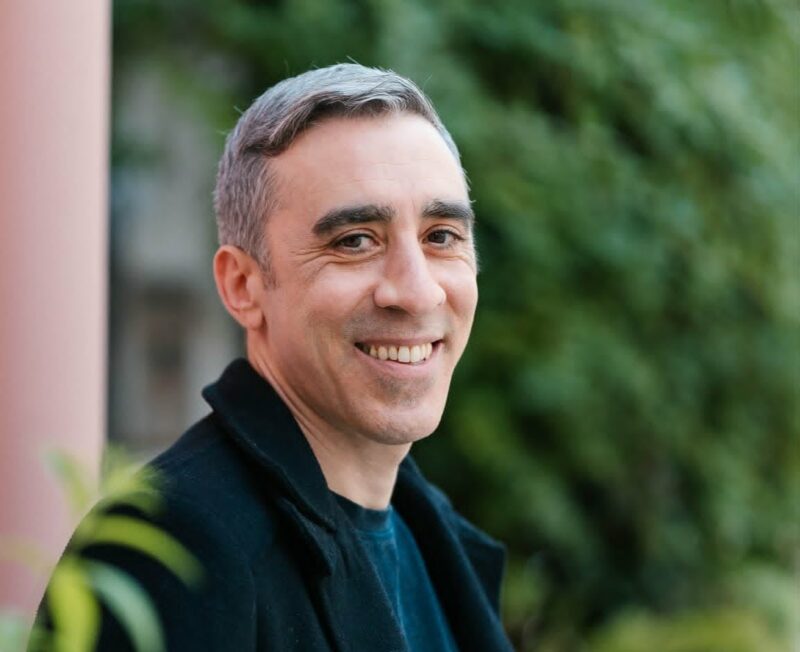 Συνέντευξη | Γιάννης Λεάκος: «Κάτι αλλάζει και δεν μπορείς ποτέ ξανά να είσαι ο ίδιος»