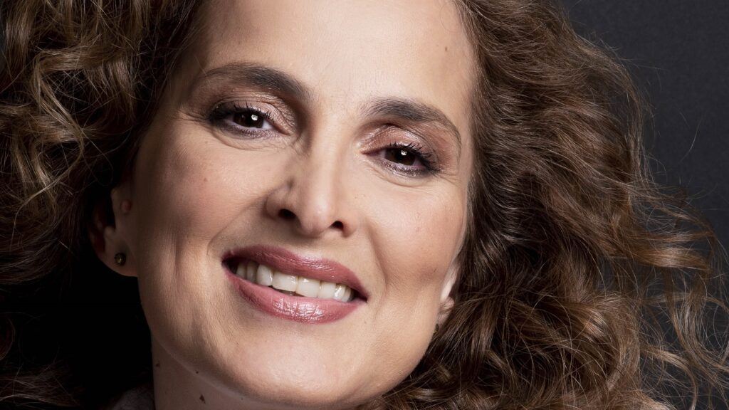 Συνέντευξη | Τζίνη Παπαδοπούλου: η σκηνή, ο έρωτας και τα παιχνίδια της αλήθειας