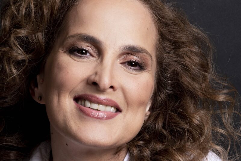 Συνέντευξη | Τζίνη Παπαδοπούλου: η σκηνή, ο έρωτας και τα παιχνίδια της αλήθειας