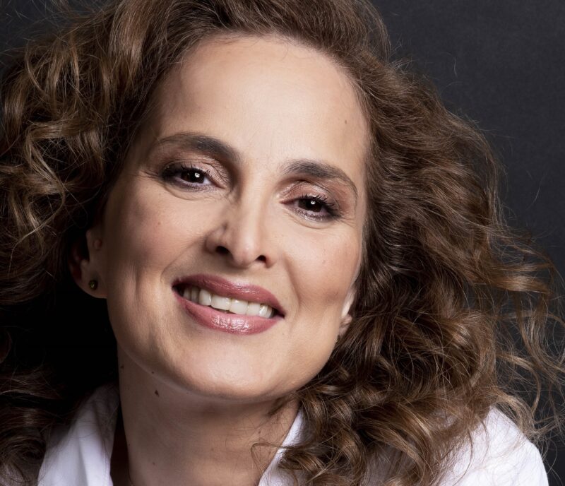 Συνέντευξη | Τζίνη Παπαδοπούλου: η σκηνή, ο έρωτας και τα παιχνίδια της αλήθειας